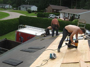 Installation of roofing shingles - Pic 1